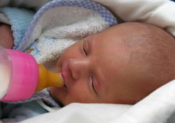 Quelle quantité de lait doit-on donner à un bébé ?