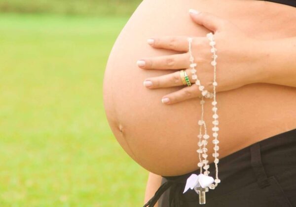 Manucure, faux ongles et teinture : est-ce permis pendant la grossesse ?
