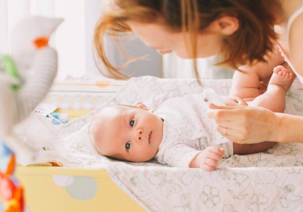 Que doit-on mettre dans le sac à langer quand on part en promenade avec un bébé ?
