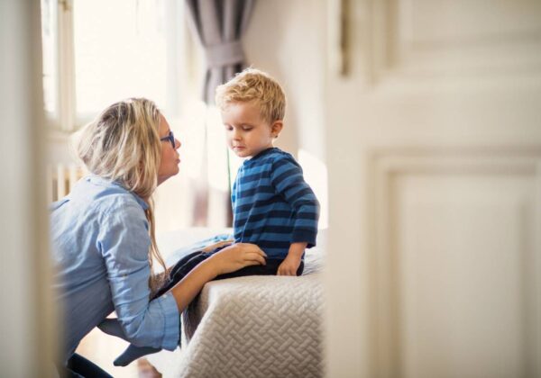 Parent solo, enfant malade : que faire ?