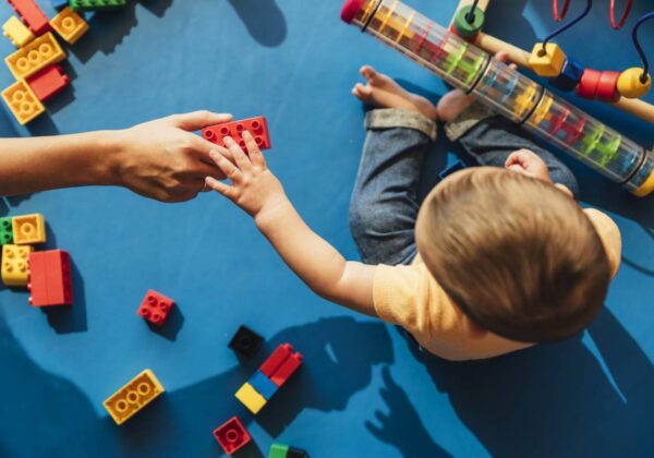 Crèche : l&rsquo;importance de la communication gestuelle