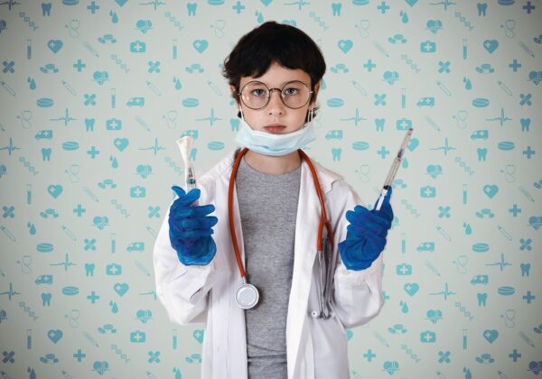 Acheter une blouse pour enfant : 4 critères incontournables à ne pas négliger
