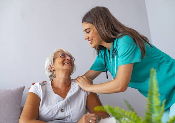 Aide à domicile : 6 conseils pour bien la choisir