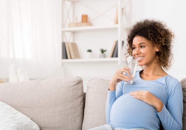 Quelle quantité et quelle eau peut-on boire pendant la grossesse ?