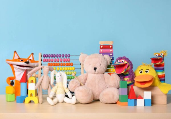 Offrez des jouets de seconde main à un enfant