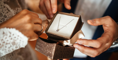 Bijou de naissance : comment choisir le cadeau idéal pour la mère de votre bébé ?